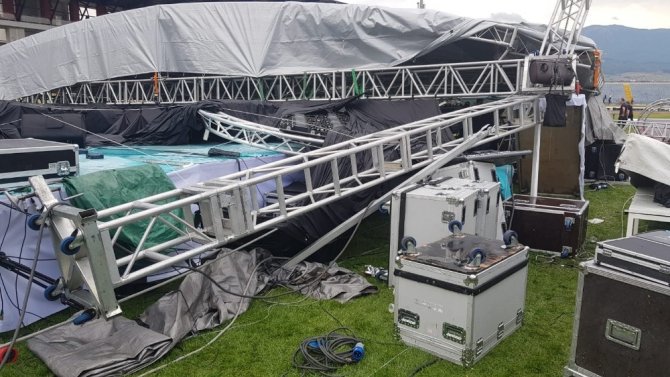 Karabük’te mezuniyet töreni için kurulan konser sahnesi yıkıldı: 2 yaralı