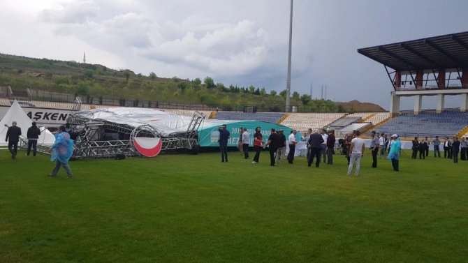 Karabük’te mezuniyet töreni için kurulan konser sahnesi yıkıldı: 2 yaralı