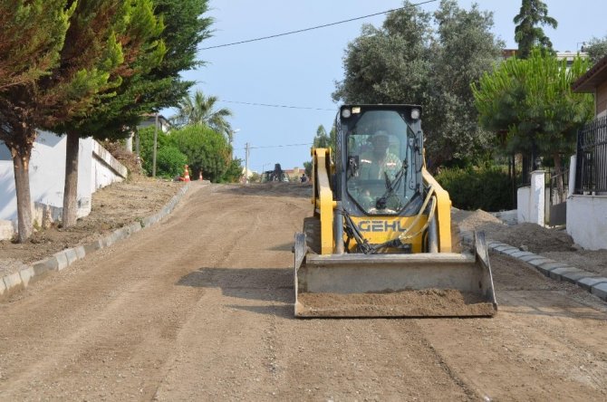 Kuşadası’nda yol yapım ve asfalt çalışmaları sürüyor