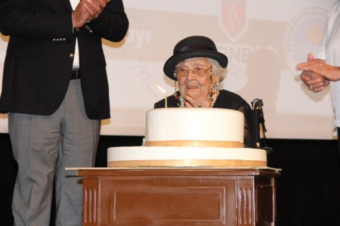 106 yaşına giren Muazzez İlmiye Çığ için Mersin’de doğum günü kutlaması
