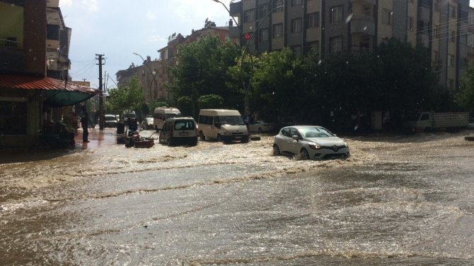 Elazığ’da şiddetli yağış sele neden oldu