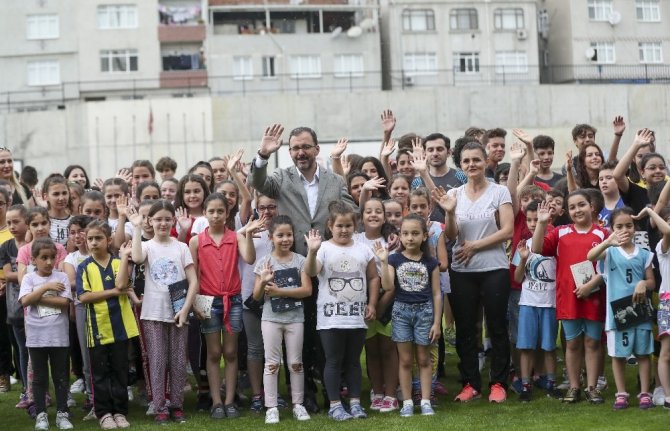 Bakan Kasapoğlu, yaz spor okulu açılışında gençlerle buluştu