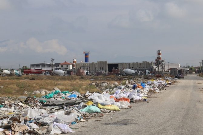 Karaman Belediyesi kaçak olarak dökülen hafriyat atıklarını temizledi