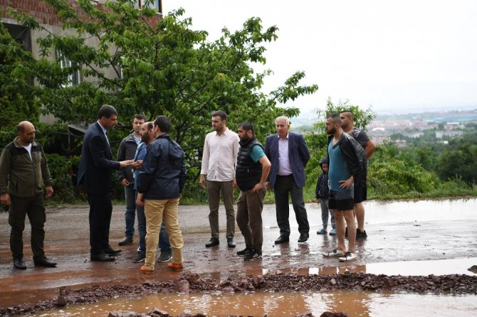 Başkan Kocaman, sağanak yağışın vurduğu mahalleri inceledi