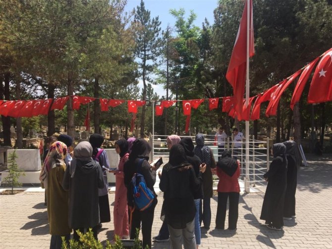 Ali Rıza Özderici öğrencileri şehit Ömer Halis Demir’in kabrini ziyaret etti
