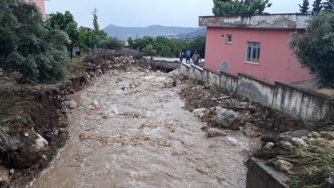 Yağışlar Tarsus’ta okul ihata duvarını yıktı