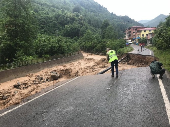 Trabzon’un Yomra-Özdil karayolu heyelan nedeniyle ulaşıma kapandı