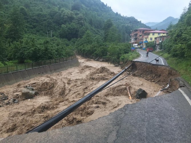 Trabzon’un Yomra-Özdil karayolu heyelan nedeniyle ulaşıma kapandı
