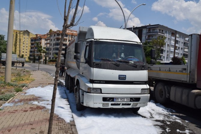 İzmir’de seyir halindeki kamyon kasasında yangın