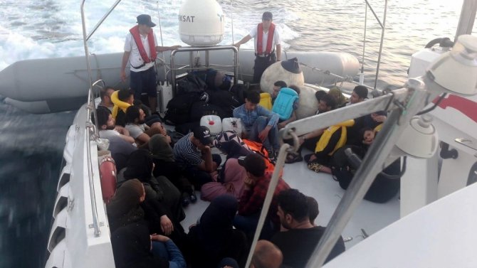 Lastik botta 39 göçmen yakalandı