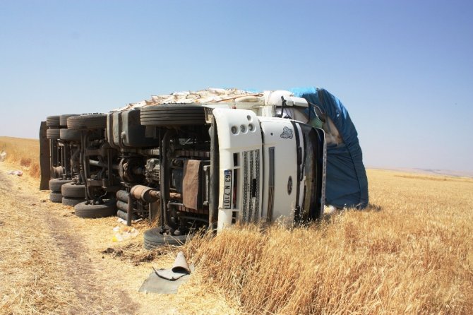Saman yüklü kamyon işçilerin üzerine devrildi: 7 yaralı