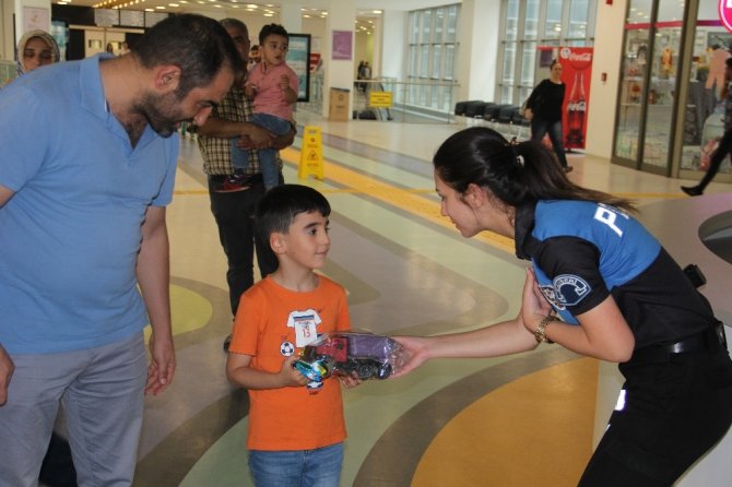 Kayseri Emniyet Müdürlüğünden Şehir Hastanesinde Tedavi Gören Çocuklara Ziyaret