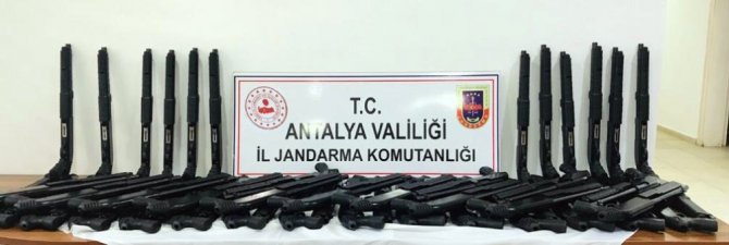 Antalya’da kaçak üretilmiş 54 adet tüfek ele geçirildi
