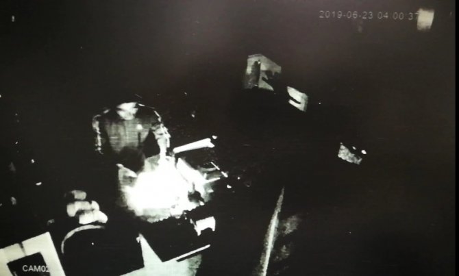 Hırsızlar lokantacının veresiye defterini çalarken kameralara yakalandı