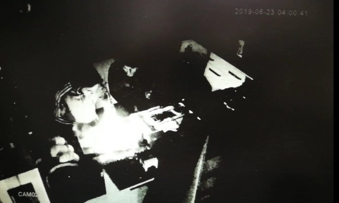 Hırsızlar lokantacının veresiye defterini çalarken kameralara yakalandı