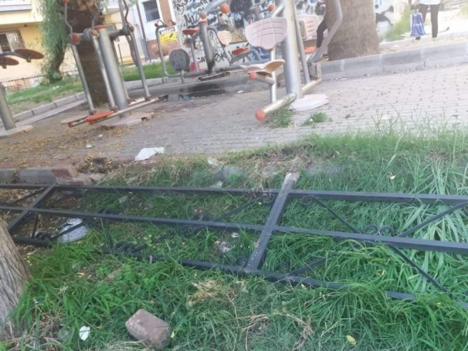İzmir’de hayrete düşüren olay: Çöp konteyneri çalındı, oyun grupları yakıldı