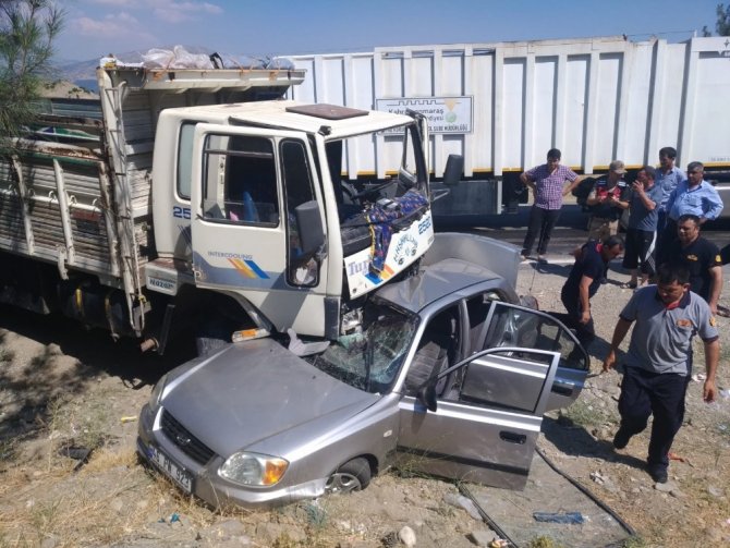 Kamyon ile otomobilin çarpıştığı kazada polis memuru öldü