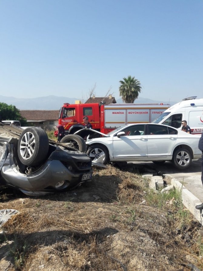 Manisa’da 2 otomobil çarpıştı: 4 yaralı