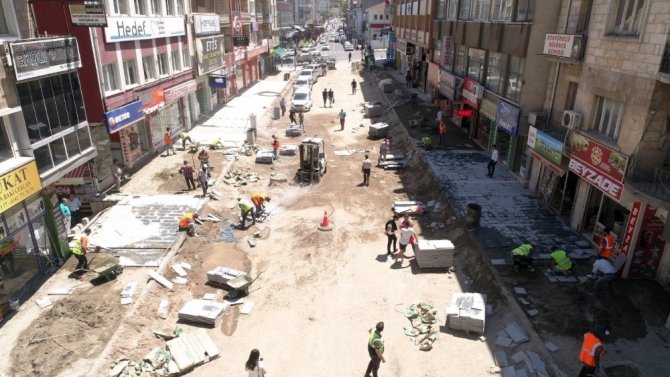 Nevşehir Belediyesi şehre modern caddeler kazandırıyor