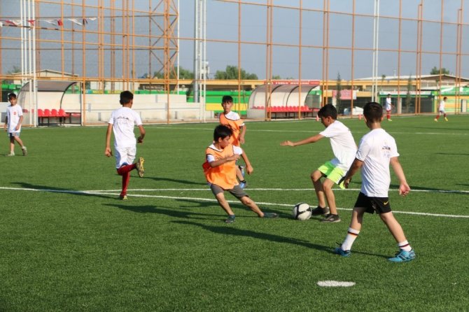 Şanlıurfa’da futbol yaz okuluna yoğun ilgi