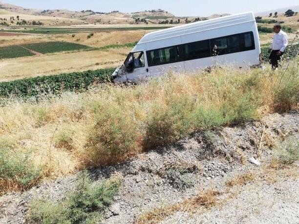 Siirt’te minibüs ile otomobil çarpıştı: 1’i ağır 10 yaralı