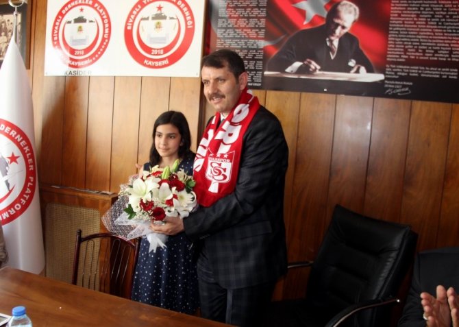 Vali Ayhan Kayseri Sivaslı Dernekler Platformu’nu ziyaret etti
