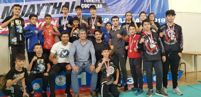 Kayseri Muaythai çocuk takımı Erzincan’da madalyalara ambargo koydu
