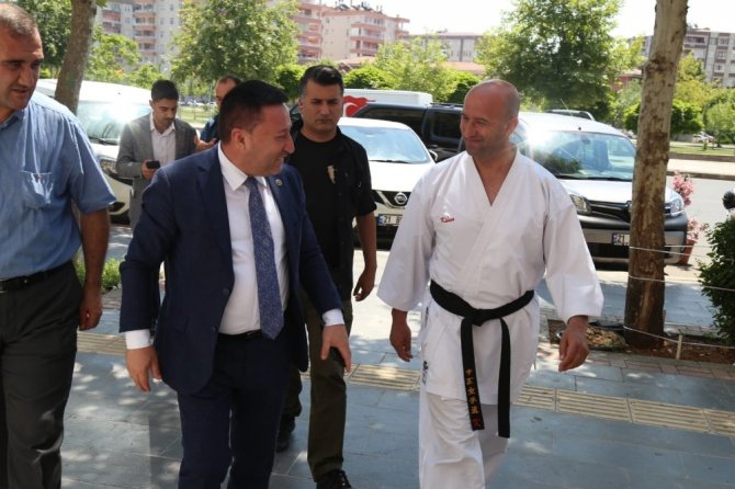 Başkan Beyoğlu’ndan genç karatecilere malzeme yardımı
