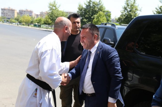 Başkan Beyoğlu’ndan genç karatecilere malzeme yardımı