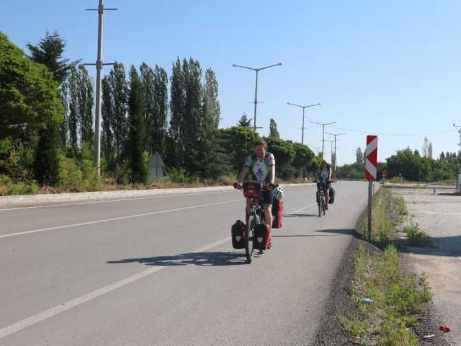 Bisikletle dünya turuna çıkan İngiliz arkadaşlar, Beyşehir’de