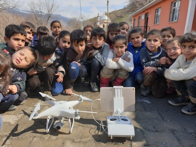 İlk defa drone gören masum çocuklar
