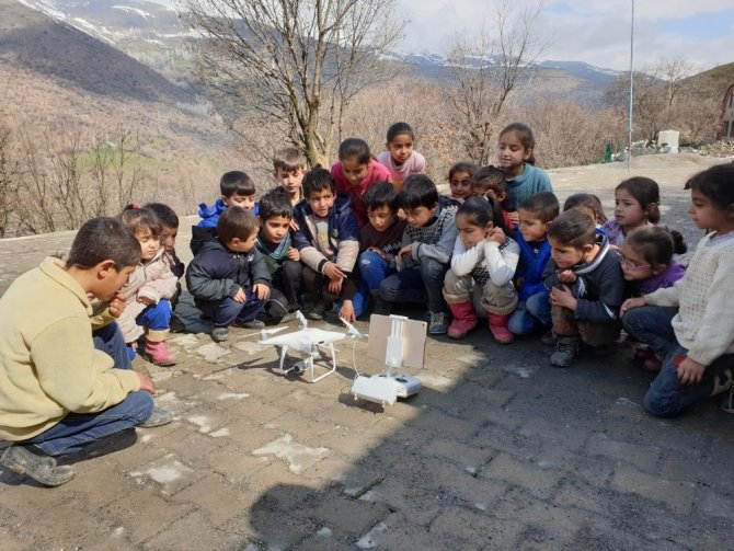 İlk defa drone gören masum çocuklar