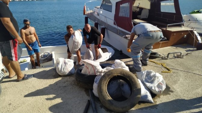 Datça’da denizden 1,5 ton çöp çıkartıldı