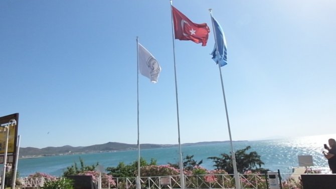 Burhaniye’de 4 plaja mavi bayrak çekildi