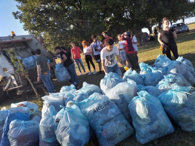 Ahbap, piknik alanından 70 torba çöp topladı