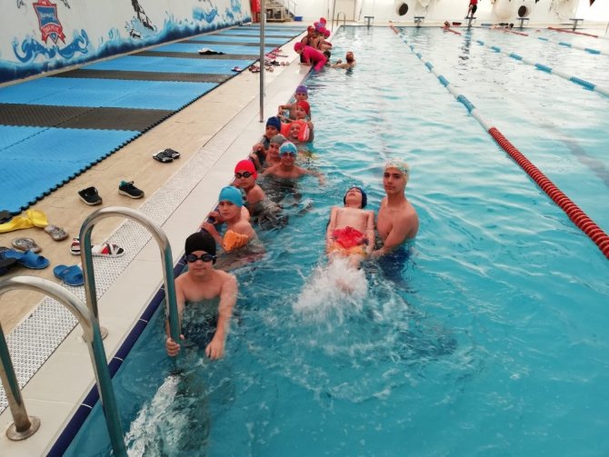 İzmitli çocuklara ücretsiz yüzme kursu