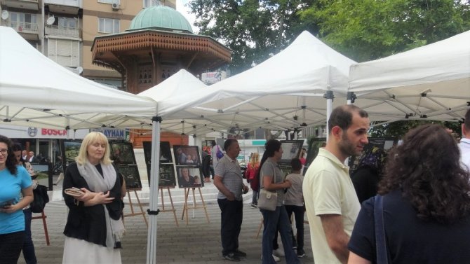 Srebrenitsa şehitlerinin tek tek isimlerinin yazıldığı karanfiller duygulandırdı