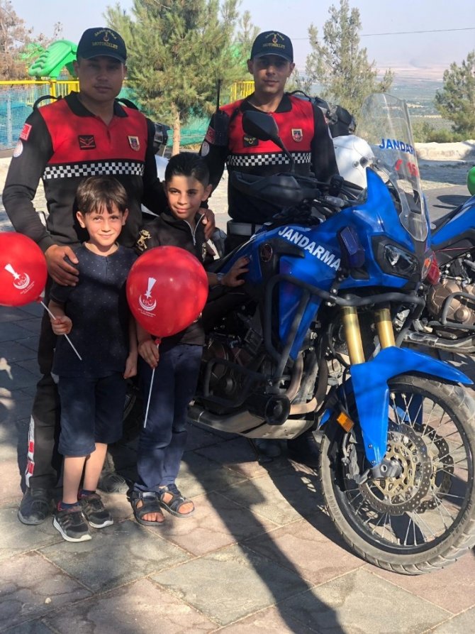 Jandarma çocuklara balon dağıttı