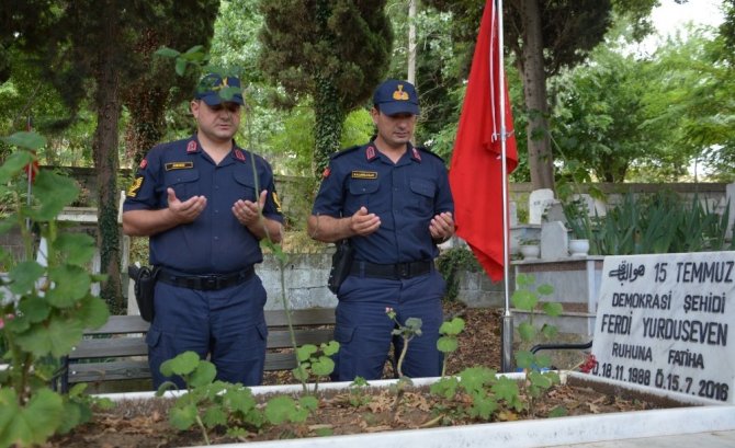 Komutanlar 15 Temmuz şehidini mezarının başında ziyaret ettiler