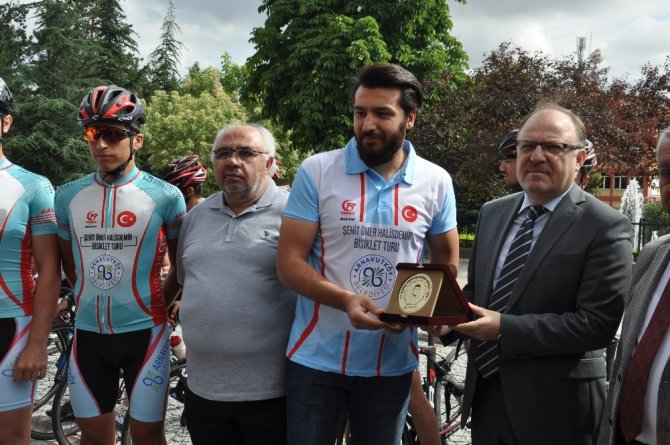 Profesyonel bisikletçiler Ömer Halis Demir’in mezarına doğru yola çıktı