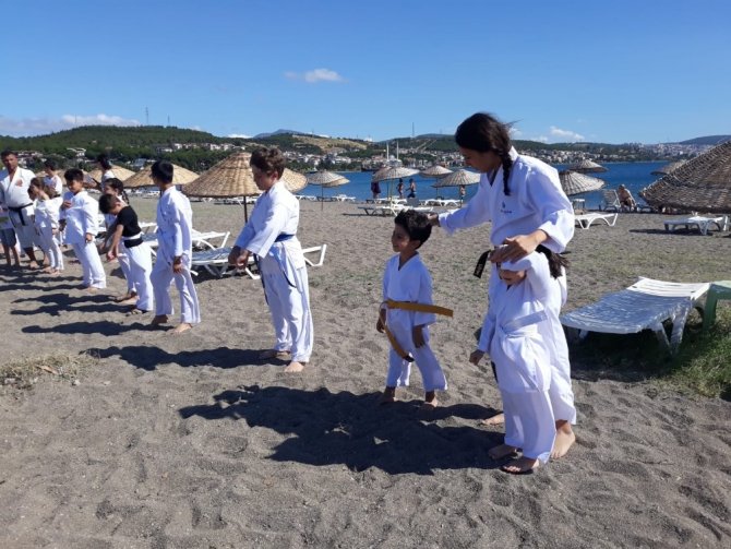 80 karateci, denizde ve plajda antrenman yaptı