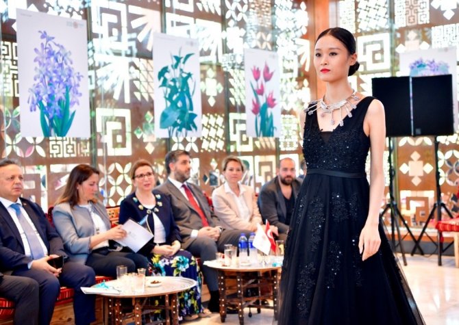 Türkiye’nin Ödüllü Mücevherleri, Çinli modellerin defilesiyle tanıtıldı
