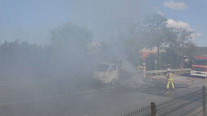 TEM Otoyolu’nda kamyonet alev alev yandı