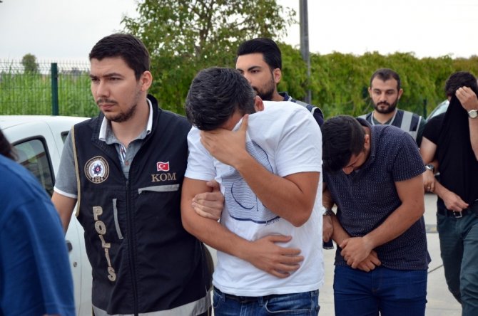 Adana merkezli FETÖ operasyonunda yakalanan polisler adliyeye sevk edildi