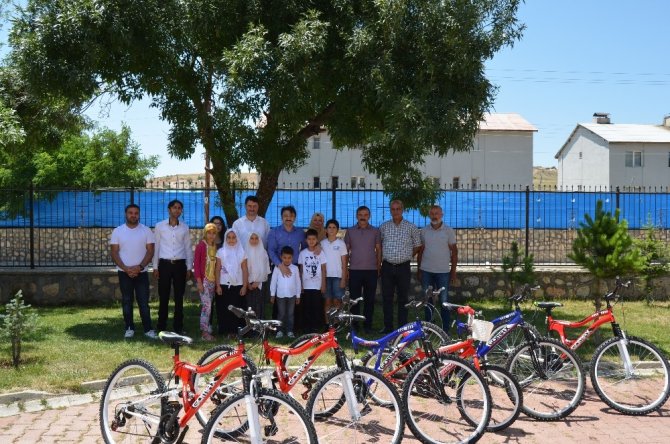 Hozat’ta en çok kitap okuyan öğrenciler bisikletle ödüllendirildi