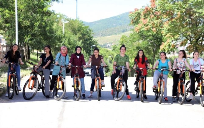 Akademi Liseliler, sağlık için pedal çeviriyor
