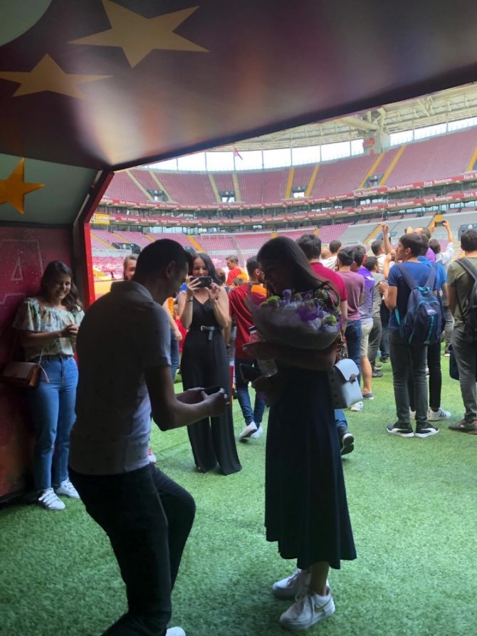 Türk Telekom Stadyumu’nda evlilik teklifi