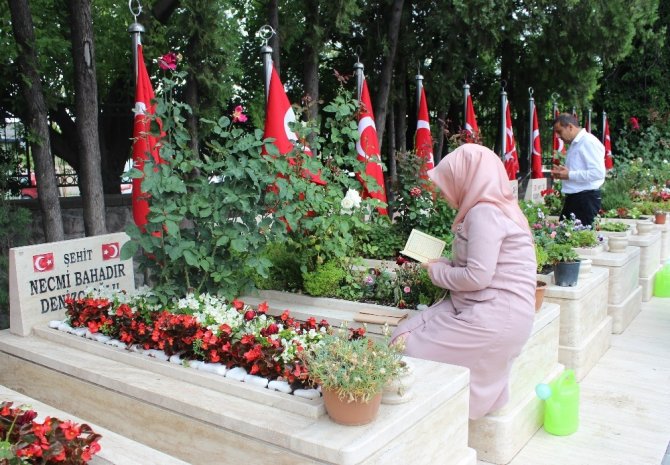15 Temmuz şehitleri Karşıyaka Mezarlığı’nda anıldı