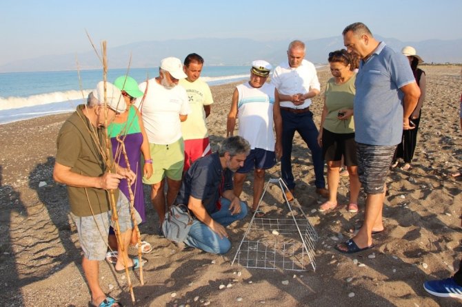 Gönüllü çevreciler 600 kafes yaptırıp sahilde caretta nöbetine başladı