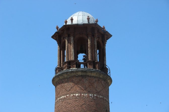 Saat Kulesi kale mescidinin minaresi olarak inşa edildi